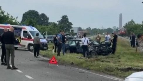 VOZ UDARIO AUTO U LOZNICI: Objavljen snimak, vozilo potpuno smrskano (VIDEO)