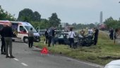 VOZ UDARIO AUTO U LOZNICI: Objavljen snimak, vozilo potpuno smrskano (VIDEO) VOZ UDARIO AUTO U LOZNICI: Objavljen snimak, vozilo potpuno smrskano (VIDEO)