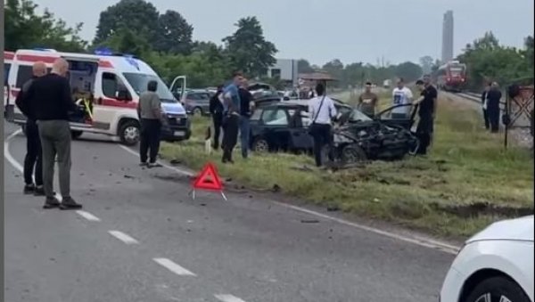 ВАТРОГАСЦИ СЕКЛИ ЛИМ ДА ГА СПАСУ: Ово је мушкарац (28) који је страдао у саобраћајној несрећи на путу Лозница - Бања Ковиљача ВАТРОГАСЦИ СЕКЛИ ЛИМ ДА ГА СПАСУ: Ово је мушкарац (28) који је страдао у саобраћајној несрећи на путу Лозница - Бања Ковиљача