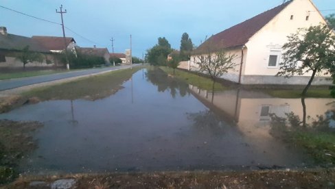 ОБИЛНА КИША ПОТОПИЛА БАШАИД: Невреме у околини Кикинде, падао и лед ( Фото) ОБИЛНА КИША ПОТОПИЛА БАШАИД: Невреме у околини Кикинде, падао и лед ( Фото)
