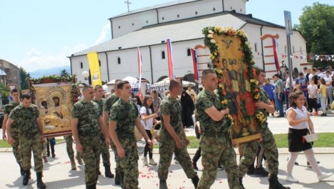 VRANJE SLAVI DUHOVSKI PONEDELJAK: Nakon liturgije - litije centrom grada VRANJE SLAVI DUHOVSKI PONEDELJAK: Nakon liturgije - litije centrom grada