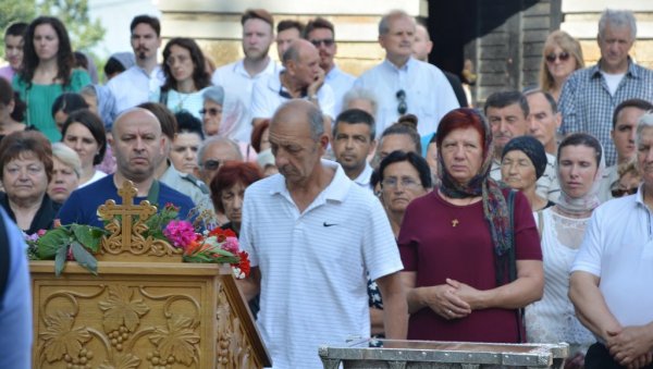 ЗАШТО ЖЕНА У ЦРКВУ НЕ СМЕ ДА УЂЕ У ПАНТАЛОНАМА?: Правила понашања у храму не знају сви, ево где се најчешће греши (ФОТО/ВИДЕО) ЗАШТО ЖЕНА У ЦРКВУ НЕ СМЕ ДА УЂЕ У ПАНТАЛОНАМА?: Правила понашања у храму не знају сви, ево где се најчешће греши (ФОТО/ВИДЕО)