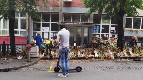 ЖИВА РАНА НА ДУШИ СРБИЈЕ: Јуче, на Задушнице, ближњи оплакивали деветоро ђака и школског чувара које је убио Коста К.