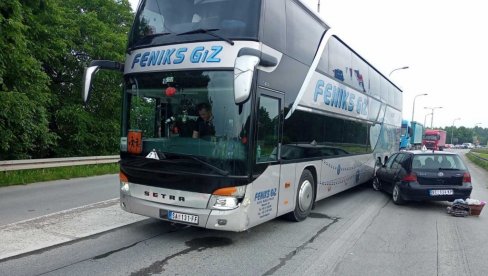 PRVE FOTOGRAFIJE SUDARA U KOM SU POVREĐENA DECA: Auto se zabio u autobus pun mališana, prebačeni u šabačku bolnicu (FOTO)