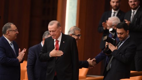 ERDOGAN POLOŽIO ZAKLETVU: Novi mandat turskog predsednika trajaće pet godina ERDOGAN POLOŽIO ZAKLETVU: Novi mandat turskog predsednika trajaće pet godina