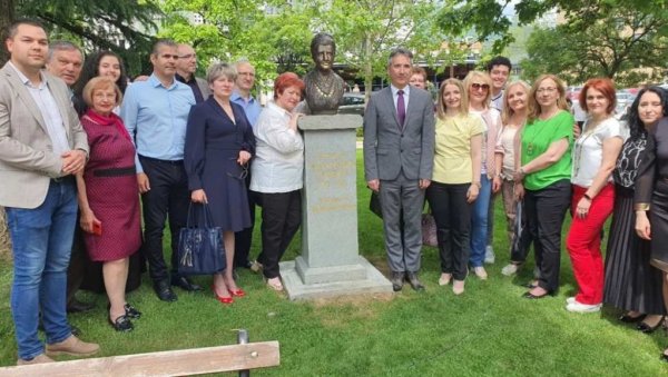 ЛЕГЕНДАРНА СТАНА КАРАМИНГА ДОБИЛА БИСТУ: Почаст за врањску песмопојку и играорку ЛЕГЕНДАРНА СТАНА КАРАМИНГА ДОБИЛА БИСТУ: Почаст за врањску песмопојку и играорку