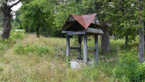 ОКЛИЗНУО СЕ, ИЛИ ХТЕО ДА СЕ УБИЈЕ? Нови детаљи несреће у Ушћу код Обреновца, човек упао у бунар и удавио се ОКЛИЗНУО СЕ, ИЛИ ХТЕО ДА СЕ УБИЈЕ? Нови детаљи несреће у Ушћу код Обреновца, човек упао у бунар и удавио се