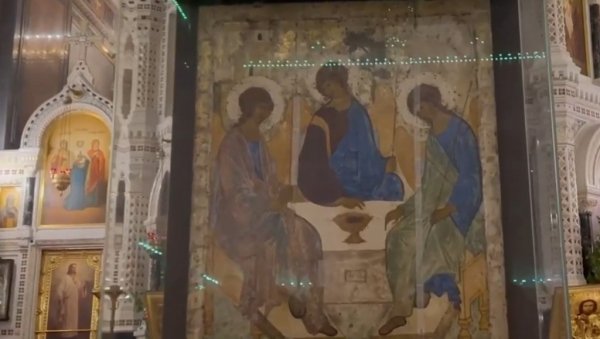 ВЕЛИКА ПРАВОСЛАВНА СВЕТИЊА ПРЕД ВЕРНИЦИМА: Икона Тројство пренета у храм у Москви, велики број људи чека да се поклони (ВИДЕО) ВЕЛИКА ПРАВОСЛАВНА СВЕТИЊА ПРЕД ВЕРНИЦИМА: Икона Тројство пренета у храм у Москви, велики број људи чека да се поклони (ВИДЕО)
