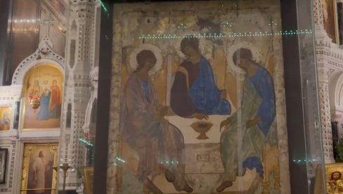 VELIKA PRAVOSLAVNA SVETINJA PRED VERNICIMA: Ikona Trojstvo preneta u hram u Moskvi, veliki broj ljudi čeka da se pokloni (VIDEO) VELIKA PRAVOSLAVNA SVETINJA PRED VERNICIMA: Ikona Trojstvo preneta u hram u Moskvi, veliki broj ljudi čeka da se pokloni (VIDEO)