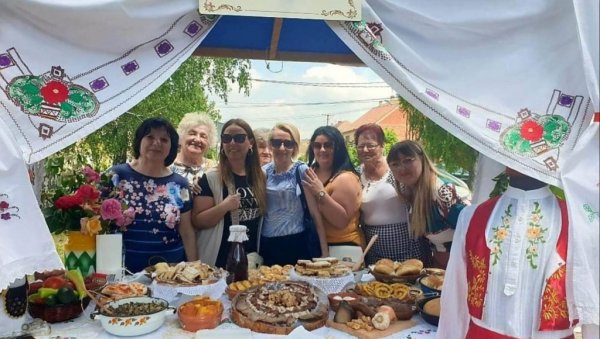 ГУДУРИЧАНКЕ ИМАЛЕ НАЈЛЕПШИ ШТАНД: На Фестивалу банатске кухиње у Избишту било 36 излагача (ФОТО) ГУДУРИЧАНКЕ ИМАЛЕ НАЈЛЕПШИ ШТАНД: На Фестивалу банатске кухиње у Избишту било 36 излагача (ФОТО)