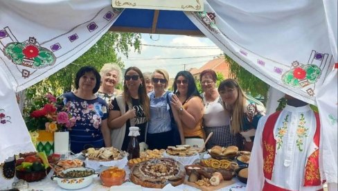 GUDURIČANKE IMALE NAJLEPŠI ŠTAND: Na Festivalu banatske kuhinje u Izbištu bilo 36 izlagača (FOTO) GUDURIČANKE IMALE NAJLEPŠI ŠTAND: Na Festivalu banatske kuhinje u Izbištu bilo 36 izlagača (FOTO)