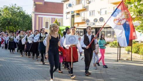 VESELO DEČIJE KOLO U ŽITNICI BANATA: Održana tradicionalna manifestacija (FOTO) VESELO DEČIJE KOLO U ŽITNICI BANATA: Održana tradicionalna manifestacija (FOTO)