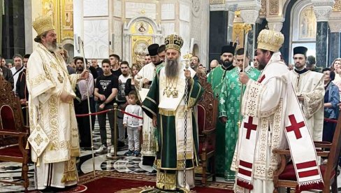 BEOGRAD ISPRAĆA SVETITELJA: Veliki broj vernika u redu čeka da se pokloni moštima vladike Nikolaja (VIDEO) BEOGRAD ISPRAĆA SVETITELJA: Veliki broj vernika u redu čeka da se pokloni moštima vladike Nikolaja (VIDEO)