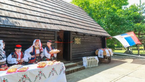 СЛОГА СРЕДИЛА КРАЈИШКУ БРВНАРУ: Обновљена Завичајна кућа у Банатском Великом Селу (ФОТО) СЛОГА СРЕДИЛА КРАЈИШКУ БРВНАРУ: Обновљена Завичајна кућа у Банатском Великом Селу (ФОТО)