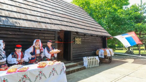 SLOGA SREDILA KRAJIŠKU BRVNARU: Obnovljena Zavičajna kuća u Banatskom Velikom Selu  (FOTO)