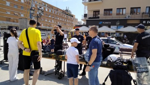 UVEK U SLUŽBI GRAĐANA: Na Trgu slobode u Novom Sadu svečanost povodom Dana i slave MUP-a i Dana policije UVEK U SLUŽBI GRAĐANA: Na Trgu slobode u Novom Sadu svečanost povodom Dana i slave MUP-a i Dana policije