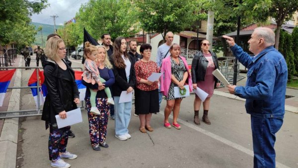 МОЛИТВЕНЕ ПЕСМЕ УЗ БОДЉИКАВУ ЖИЦУ: Црквени хор певао испред Општине Звечан - призор цепа срце МОЛИТВЕНЕ ПЕСМЕ УЗ БОДЉИКАВУ ЖИЦУ: Црквени хор певао испред Општине Звечан - призор цепа срце