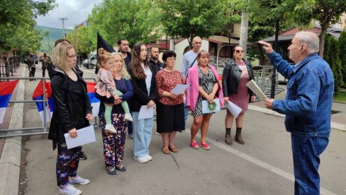 MOLITVENE PESME UZ BODLJIKAVU ŽICU: Crkveni hor pevao ispred Opštine Zvečan - prizor cepa srce MOLITVENE PESME UZ BODLJIKAVU ŽICU: Crkveni hor pevao ispred Opštine Zvečan - prizor cepa srce