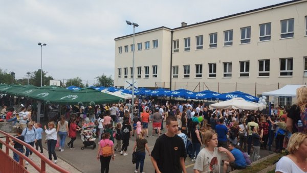 ПРИКУПЉАЛИ НОВАЦ ЗА ЛЕЧЕЊЕ ДРУГАРА: Ученици ОШ Вељко Дугошевић јуче положили тест хуманости ПРИКУПЉАЛИ НОВАЦ ЗА ЛЕЧЕЊЕ ДРУГАРА: Ученици ОШ Вељко Дугошевић јуче положили тест хуманости