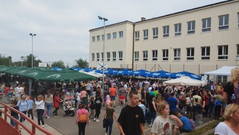 PRIKUPLJALI NOVAC ZA LEČENJE DRUGARA: Učenici OŠ Veljko Dugošević juče položili test humanosti PRIKUPLJALI NOVAC ZA LEČENJE DRUGARA: Učenici OŠ Veljko Dugošević juče položili test humanosti