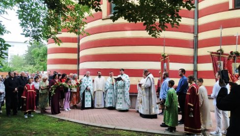 PARAĆINSKA CRKVA OBELEŽILA SLAVU: Veliki broj vernika u Hramu Svete Trojice (FOTO) PARAĆINSKA CRKVA OBELEŽILA SLAVU: Veliki broj vernika u Hramu Svete Trojice (FOTO)