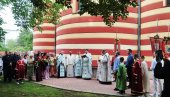 PARAĆINSKA CRKVA OBELEŽILA SLAVU: Veliki broj vernika u Hramu Svete Trojice (FOTO)