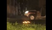 MUŠKARAC ZAPALIO SEBE I POLICAJCA: Jezive scene ispred kafića u Vitezu (VIDEO) MUŠKARAC ZAPALIO SEBE I POLICAJCA: Jezive scene ispred kafića u Vitezu (VIDEO)