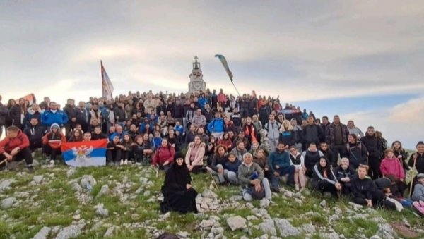 ЛИТУРГИЈА НА РУМИЈИ: Стотине верника на врху од 1.594 метра (ФОТО) ЛИТУРГИЈА НА РУМИЈИ: Стотине верника на врху од 1.594 метра (ФОТО)