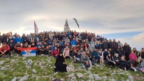 LITURGIJA NA RUMIJI: Stotine vernika na vrhu od 1.594 metra (FOTO)