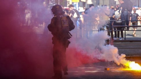 PROTESTI U NEMAČKOJ: U Lajpcigu povređeno 50 policajaca i više demonstranata PROTESTI U NEMAČKOJ: U Lajpcigu povređeno 50 policajaca i više demonstranata