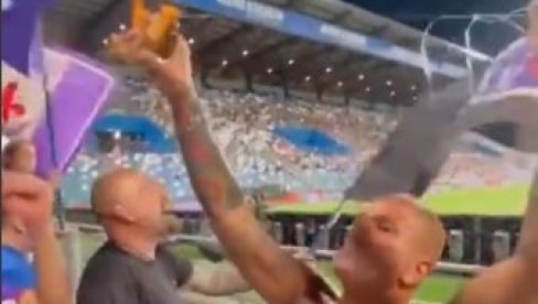 NEVEROVATNA SCENA SA FUDBALSKOG TERENA: Navijač usred utakmice zabacio udicu i upecao ribu (VIDEO) NEVEROVATNA SCENA SA FUDBALSKOG TERENA: Navijač usred utakmice zabacio udicu i upecao ribu (VIDEO)