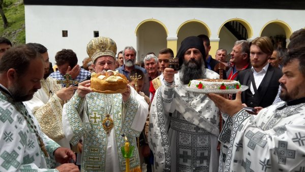 ПРОСЛАВИЛИ ПЕДЕСЕТНИЦУ: Манастир Свете Тројице у Пљевљима обележио храмовну славу (ФОТО)