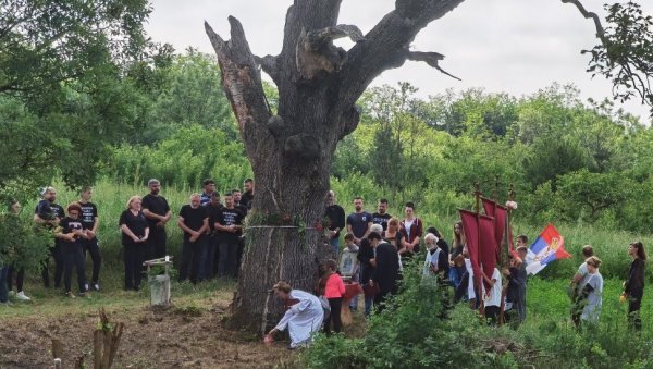 ЛИТИЈА НИКАДА БОЛНИЈА, МОЛИТВА НИКАД ТУЖНИЈА: Мало Орашје, месец дана после масакра, у тишини обележило крсну славу (ФОТО)