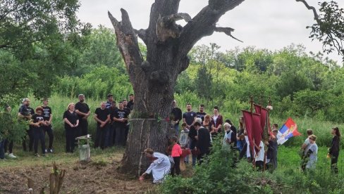LITIJA NIKADA BOLNIJA, MOLITVA NIKAD TUŽNIJA: Malo Orašje, mesec dana posle masakra, u tišini obeležilo krsnu slavu (FOTO) LITIJA NIKADA BOLNIJA, MOLITVA NIKAD TUŽNIJA: Malo Orašje, mesec dana posle masakra, u tišini obeležilo krsnu slavu (FOTO)