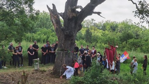 LITIJA NIKADA BOLNIJA, MOLITVA NIKAD TUŽNIJA: Malo Orašje, mesec dana posle masakra, u tišini obeležilo krsnu slavu (FOTO)