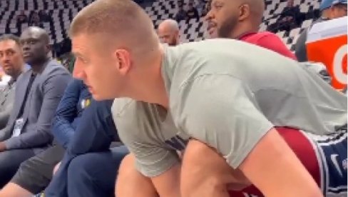 SRBINU NI TO NIJE POMOGLO! Nikola Jokić ima posebnu amajliju pred svaki meč (VIDEO) SRBINU NI TO NIJE POMOGLO! Nikola Jokić ima posebnu amajliju pred svaki meč (VIDEO)
