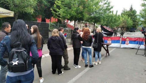 РАДНИЦИ И ДАНАС ИСПРЕД БОДЉИКАВЕ ЖИЦЕ: Срби на северу КиМ и данас се окупљају испред зграда општине РАДНИЦИ И ДАНАС ИСПРЕД БОДЉИКАВЕ ЖИЦЕ: Срби на северу КиМ и данас се окупљају испред зграда општине