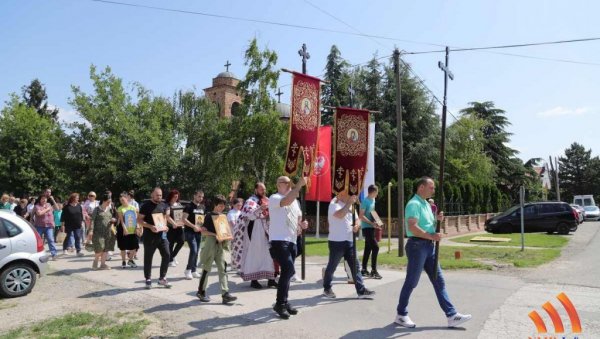 ОБЕЛЕЖИЛИ ДУХОВЕ: Традиционална литија у Сечњу (ФОТО) ОБЕЛЕЖИЛИ ДУХОВЕ: Традиционална литија у Сечњу (ФОТО)