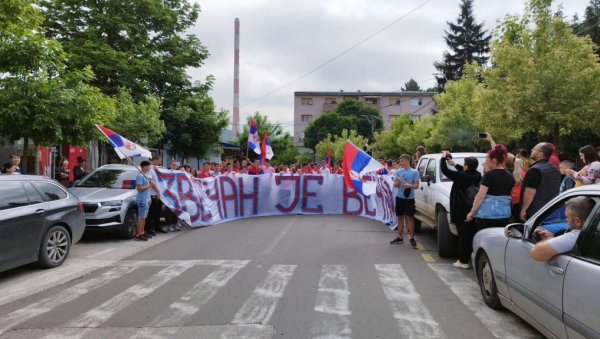 ЗВЕЧАН ЈЕ ВЕЧАН: Матуранти последњи дан школе обележили испред бодљикаве жице (ВИДЕО) ЗВЕЧАН ЈЕ ВЕЧАН: Матуранти последњи дан школе обележили испред бодљикаве жице (ВИДЕО)