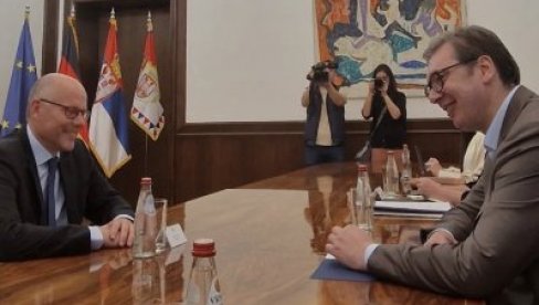 VUČIĆ SE SASTAO SA BAJEROM: Predsednik razgovarao sa poslanikom Bundestaga