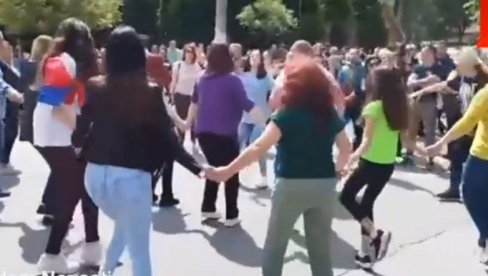 MATURSKI PLES KOD BODLJIKAVE ŽICE: Ispred kordona u Zvečanu zaigrali kolo (VIDEO) MATURSKI PLES KOD BODLJIKAVE ŽICE: Ispred kordona u Zvečanu zaigrali kolo (VIDEO)