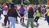 MATURSKI PLES KOD BODLJIKAVE ŽICE: Ispred kordona u Zvečanu zaigrali kolo (VIDEO) MATURSKI PLES KOD BODLJIKAVE ŽICE: Ispred kordona u Zvečanu zaigrali kolo (VIDEO)