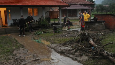 BUJICE NAPRAVILE HAOS: Snažno nevreme zahvatilo sela podno Gledićkih planina kod Kraljeva (FOTO)