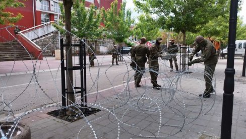 KFOR UKLONIO BODLJIKAVU ŽICU U ZVEČANU: Potvrda da Srbi i KFOR nemaju problem na terenu - problem su Kurtijevi specijalci (FOTO) KFOR UKLONIO BODLJIKAVU ŽICU U ZVEČANU: Potvrda da Srbi i KFOR nemaju problem na terenu - problem su Kurtijevi specijalci (FOTO)