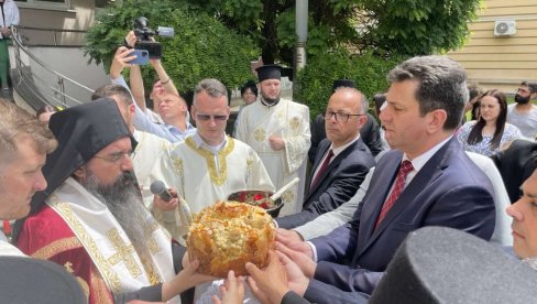 LITIJA LJUBAVI I LEPOTE: Grad Šabac proslavio slavu - Svetu trojicu (FOTO/ VIDEO) LITIJA LJUBAVI I LEPOTE: Grad Šabac proslavio slavu - Svetu trojicu (FOTO/ VIDEO)