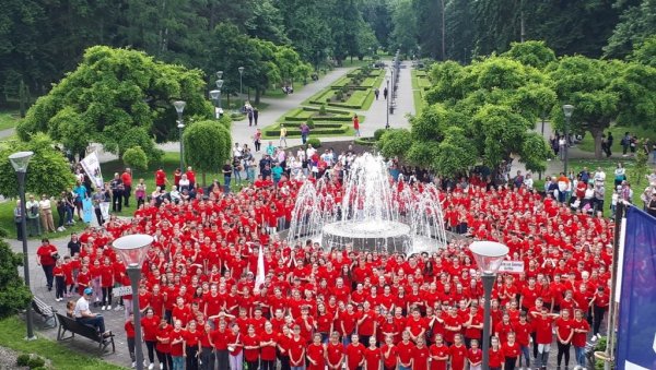 ЧУВАРИ ТРАДИЦИЈЕ НА ОКУПУ: У Врњачкој Бањи одржан Међународни фестивал фолклора ЧУВАРИ ТРАДИЦИЈЕ НА ОКУПУ: У Врњачкој Бањи одржан Међународни фестивал фолклора