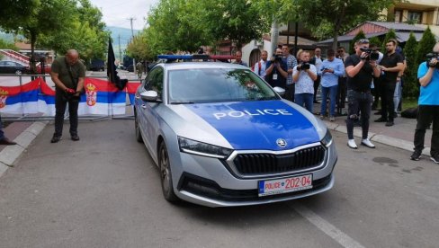 ПРОВОКАЦИЈА ПОЛИЦИЈЕ ЛАЖНЕ ДРЖАВЕ: Ушли возилом међу Србе који мирно протестују (ФОТО/ВИДЕО)