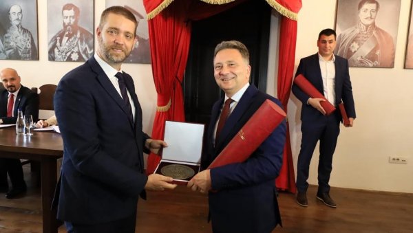 МИНИСТАР ЈОВАНОВИЋ ОДЛИКОВАН ПЛАКЕТОМ СВЕТОГ ЂОРЂА: Са поносом могу да кажем да се Крагујевац уписао на светску мапу ИТ градова МИНИСТАР ЈОВАНОВИЋ ОДЛИКОВАН ПЛАКЕТОМ СВЕТОГ ЂОРЂА: Са поносом могу да кажем да се Крагујевац уписао на светску мапу ИТ градова