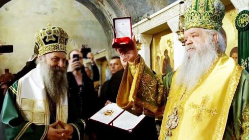 PATRIJARH PORFIRIJE U OHRIDU: Uručeno mu najviše odlikovanje MPC – Ohridske arhiepiskopije PATRIJARH PORFIRIJE U OHRIDU: Uručeno mu najviše odlikovanje MPC – Ohridske arhiepiskopije