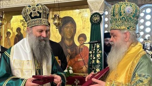 ZAJEDNIČKA LITURGIJA U OHRIDU: Patrijarhu Porfiriju Orden Svetog Klimenta Ohridskog prvog reda ZAJEDNIČKA LITURGIJA U OHRIDU: Patrijarhu Porfiriju Orden Svetog Klimenta Ohridskog prvog reda